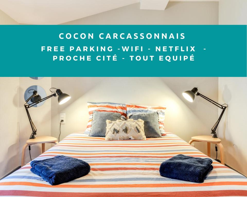 uma cama com dois candeeiros e duas toalhas em Cocon Carcassonnais - Parking Gratuit - WIFI - Netflix - Proche Cité - Tout Equipée em Carcassonne
