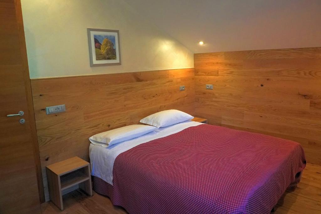 Postel nebo postele na pokoji v ubytování Pensione Albergo Diffuso Ceaglio Valle Maira