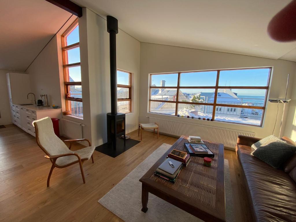 ein Wohnzimmer mit einem Sofa und einem Tisch in der Unterkunft Reykjavík Central Apartments in Reykjavík