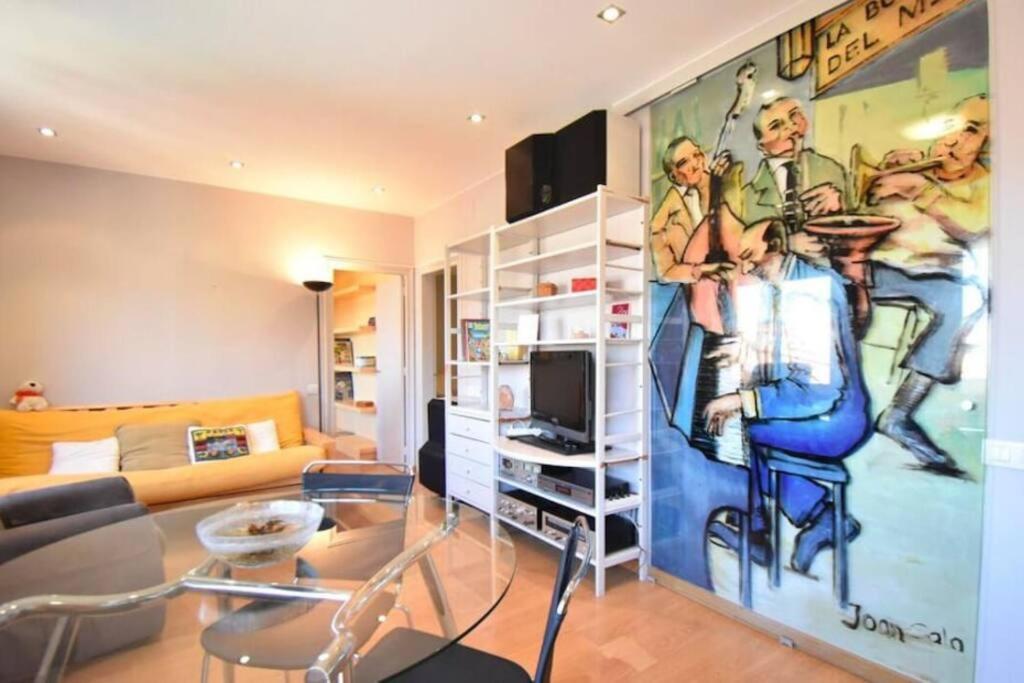 3 Bedroom Jazz Apartment with Private Terrace في تيراسا: غرفة معيشة مع لوحة كبيرة على الحائط