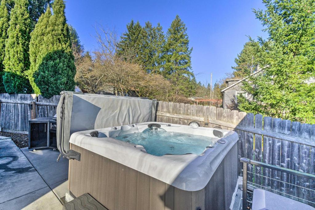 Puget Sound Cabin with Hot Tub and Water Views!, Bremerton – Updated 2023  Prices