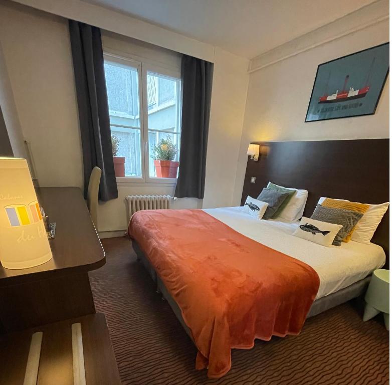 Llit o llits en una habitació de The Originals Boutique, Hôtel d'Angleterre, Le Havre, centre, plage