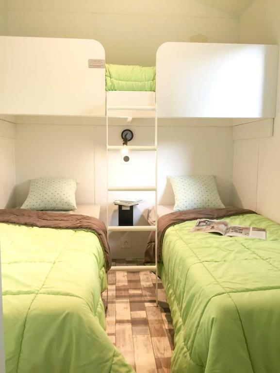 Postel nebo postele na pokoji v ubytování Camping Le Suroit