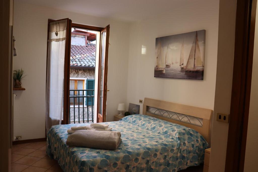 - une chambre avec un lit et une fenêtre dans l'établissement La Fata del lago, à Garde