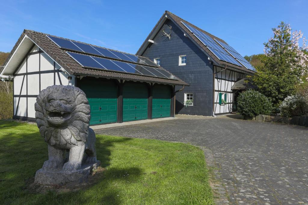 een stenen leeuwenbeeld voor een schuur bij Jagdschloss Stift Ennenbach in Ruppichteroth
