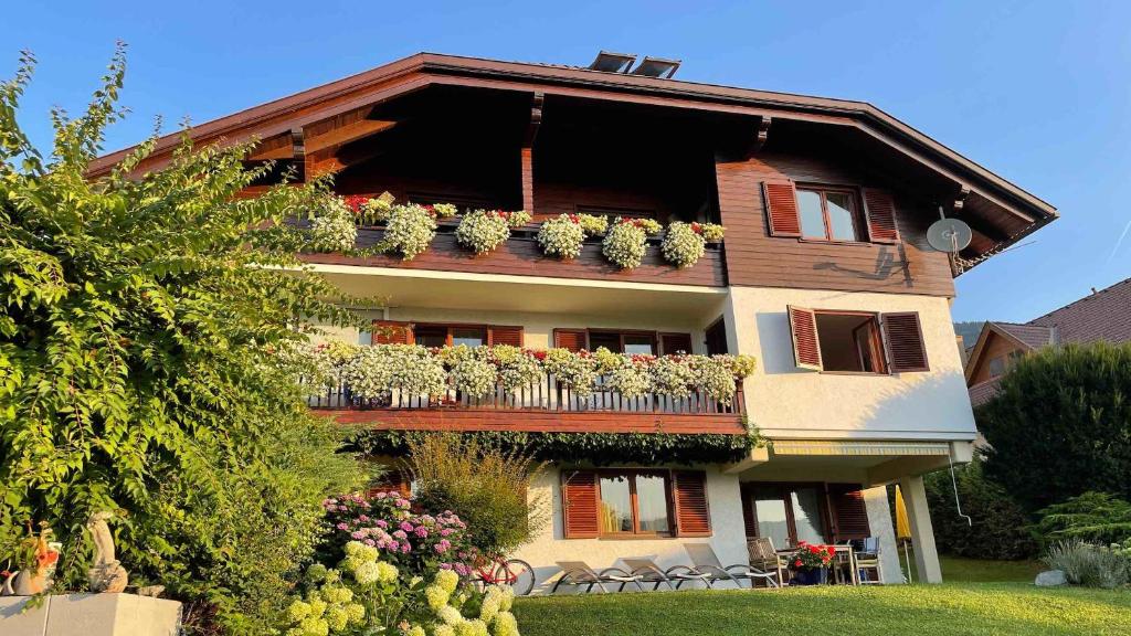 een gebouw met potplanten op een balkon bij Landhaus Pölzl in Bodensdorf