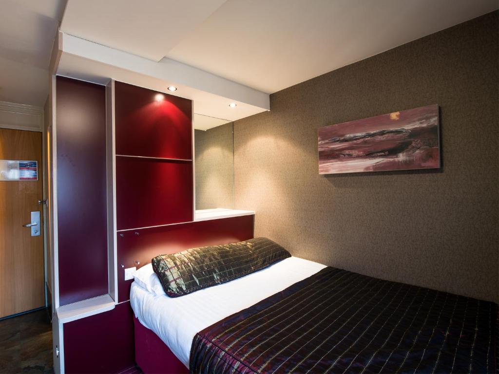 Postel nebo postele na pokoji v ubytování Pendulum Hotel