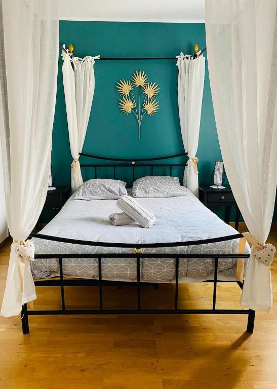 un lit dans une chambre avec un mur végétal dans l'établissement Au pied de la Cathédrale, à Colmar