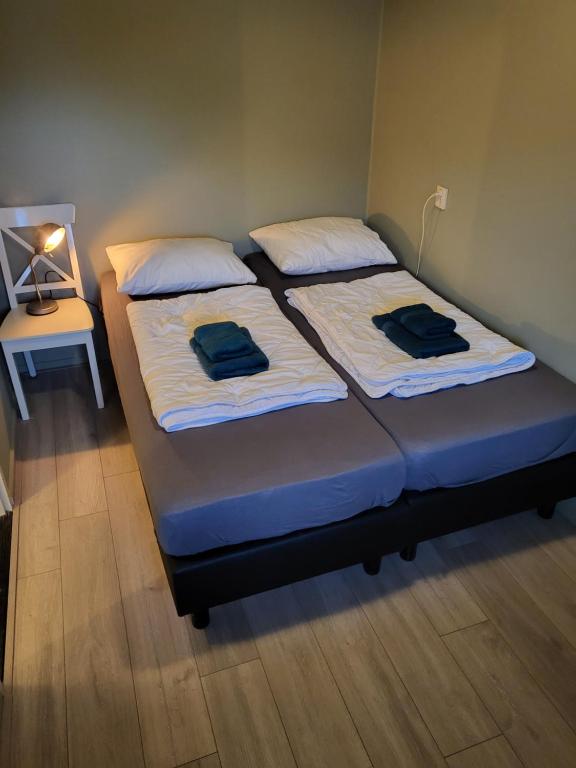 - 2 lits dans une chambre avec 2 serviettes dans l'établissement Appartement Duinroos Boodtlaan 1K De Koog-Texel, à De Koog
