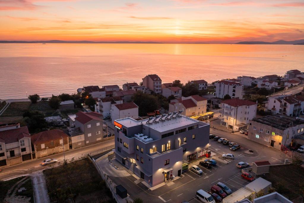 una vista aerea di una città con l'oceano di Mintos Luxury Resort a Podstrana