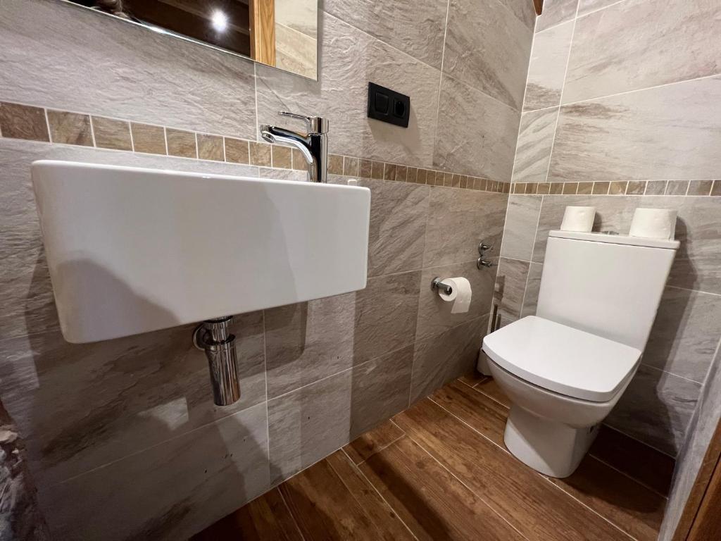 A bathroom at Casa rural LA TORRE recién rehabilitada.