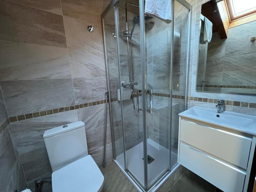 A bathroom at Casa rural LA TORRE recién rehabilitada.