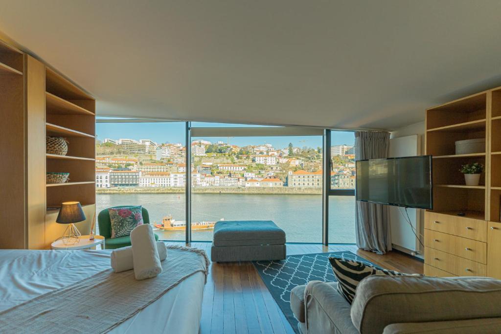 een woonkamer met uitzicht op het water bij LUXURY VIEWS by YoursPorto in Vila Nova de Gaia