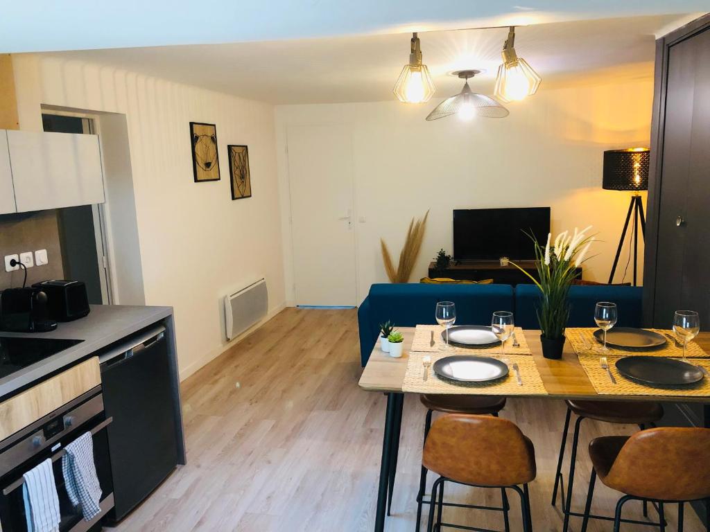 una cucina e un soggiorno con tavolo e sedie di Le Briand ad Aix en Provence