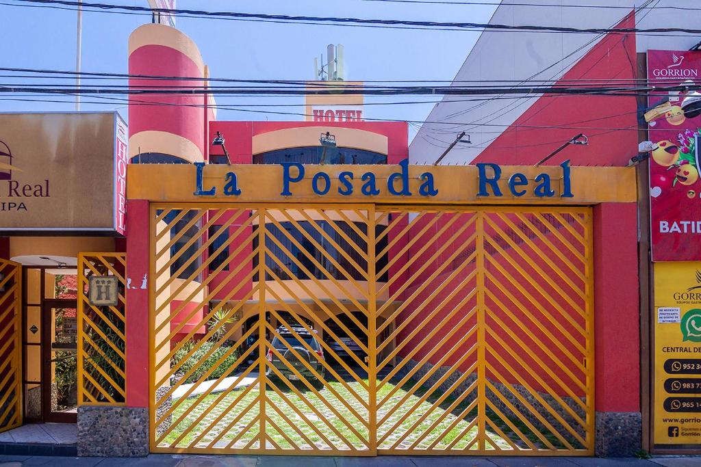 ein Gebäude mit einem echten Schild davor in der Unterkunft Hotel La Posada Real Arequipa in Arequipa