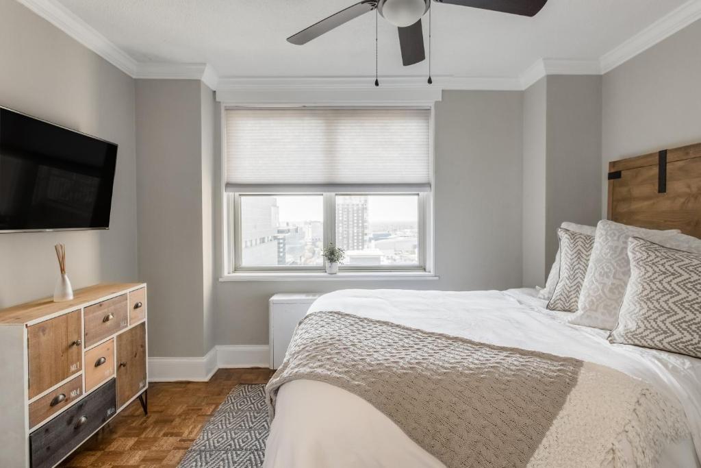 ein Schlafzimmer mit einem Bett und einem Flachbildfernseher in der Unterkunft Rare 2 Bed 2 Bath Downtown Condo Near Aquarium in Atlanta