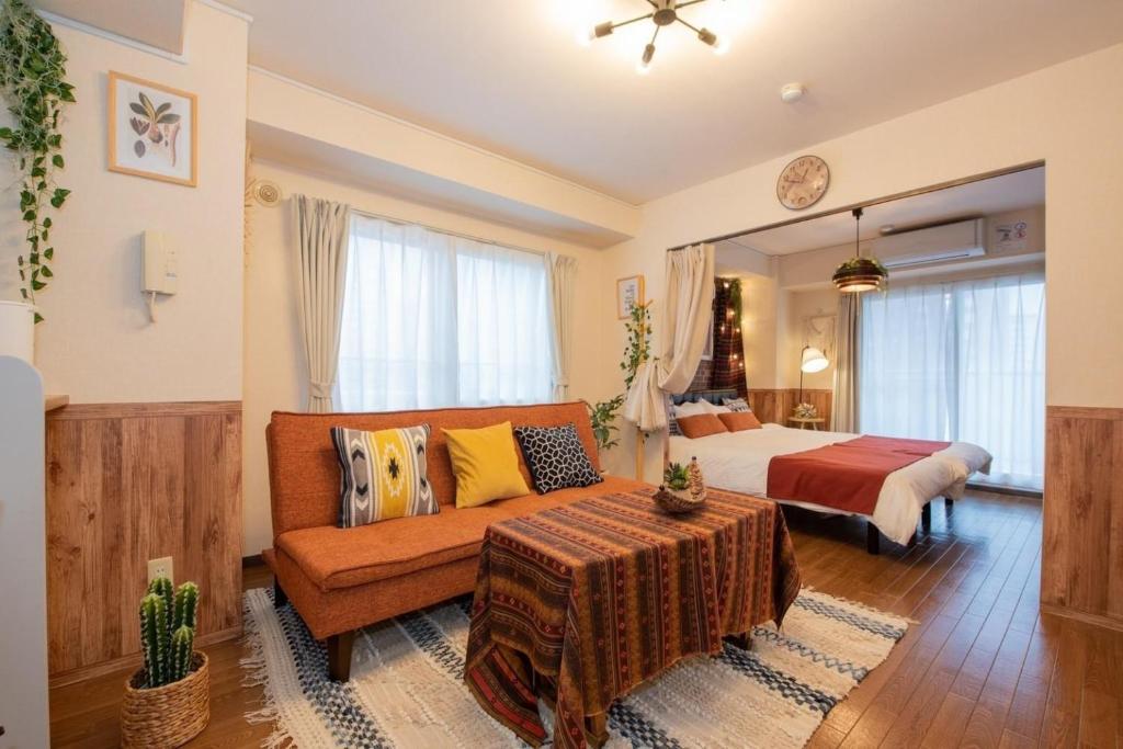 札幌市にあるRest 52 - Vacation STAY 12217の部屋にベッドとソファがある寝室