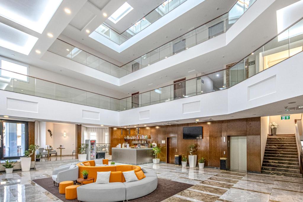 hol biurowy z dużym świetlikiem w obiekcie Willis Hotel Business & Wellness w mieście Zalaegerszeg