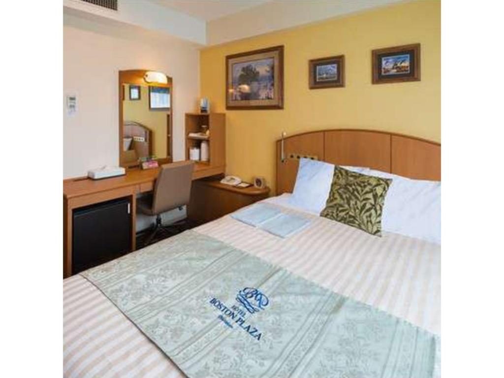 Cette chambre comprend un lit et un bureau. dans l'établissement Boston Plaza Kusatsu Biwa Lake - Vacation STAY 15455v, à Kusatsu