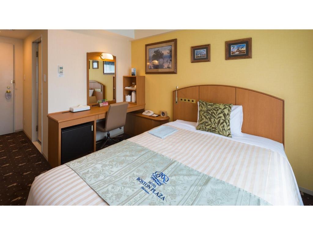 Habitación de hotel con cama y escritorio en Boston Plaza Kusatsu Biwa Lake - Vacation STAY 15451v en Kusatsu