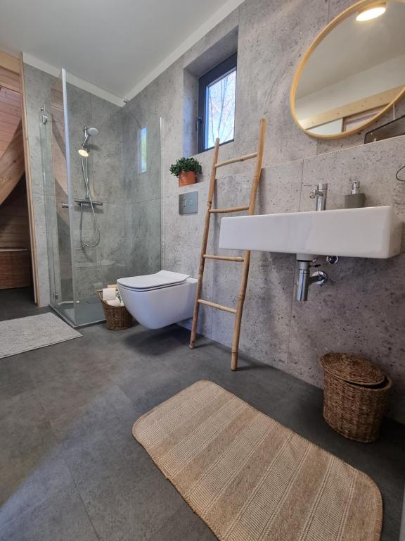 Kúpeľňa v ubytovaní Drewniany dom w brzozowisku