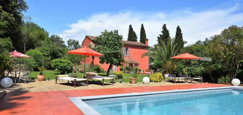 uma casa com piscina em frente a uma casa em Villa Chandra em Biot