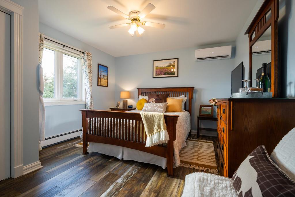 Baker Shore Bed and Breakfast - Housity