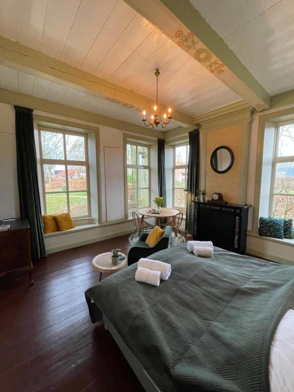 Fotografie z fotogalerie ubytování Suite in prachtige Groningse boerderij uit 1856 v destinaci Schildwolde