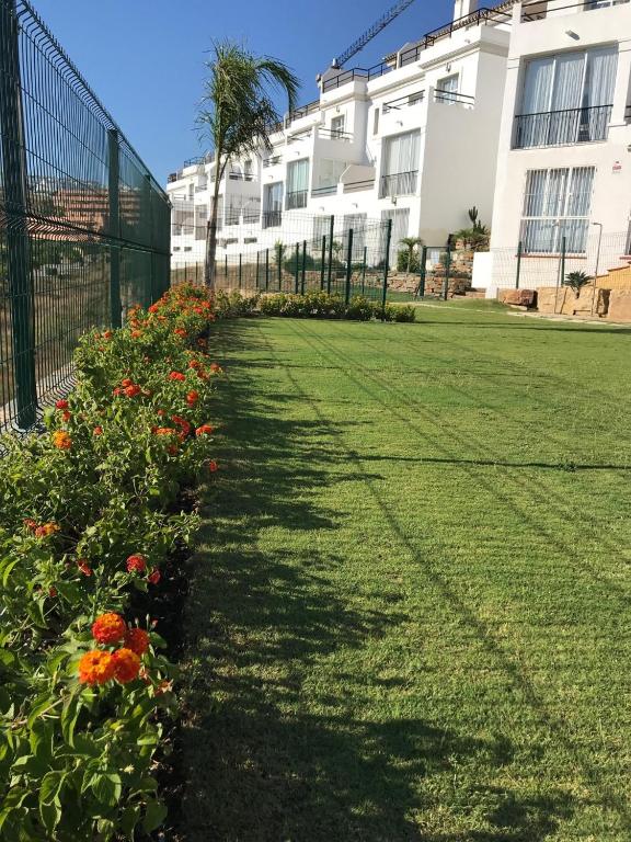 Zahrada ubytování Manilva Townhouse with spectacular views of Gibraltar