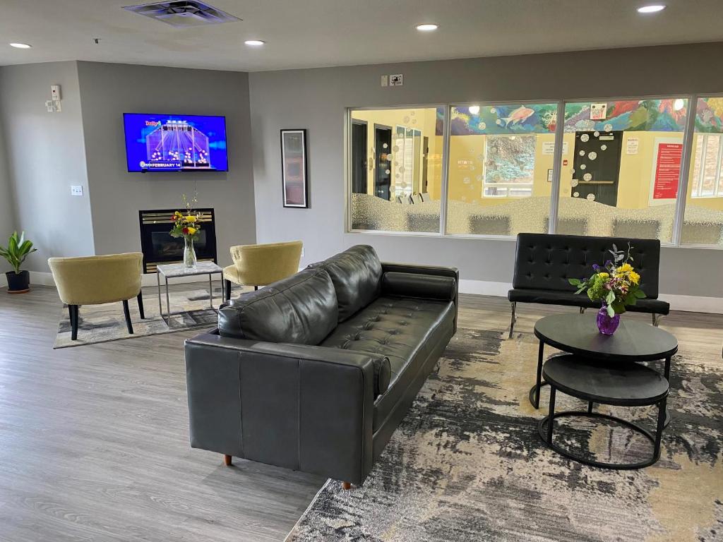 Posezení v ubytování Super 8 by Wyndham Edmonton South