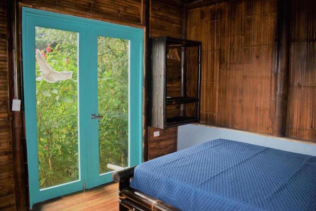 Tempat tidur dalam kamar di Casa de Bambú