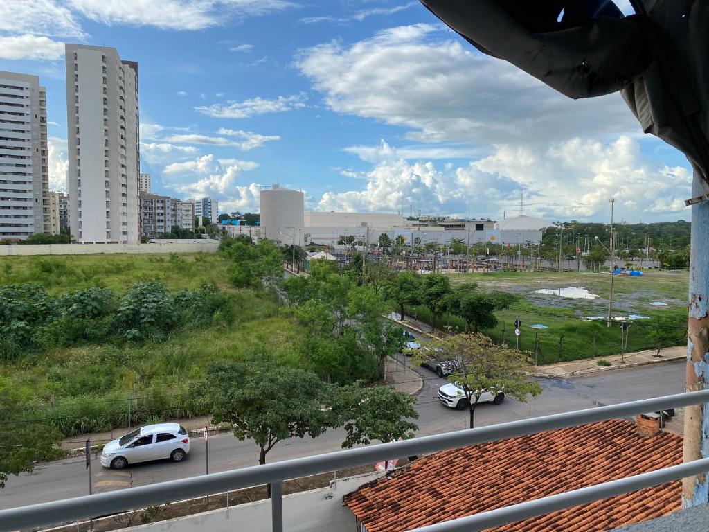 una vista da un balcone di un parcheggio di Quarto em Apto ao lado Shopping a Cuiabá