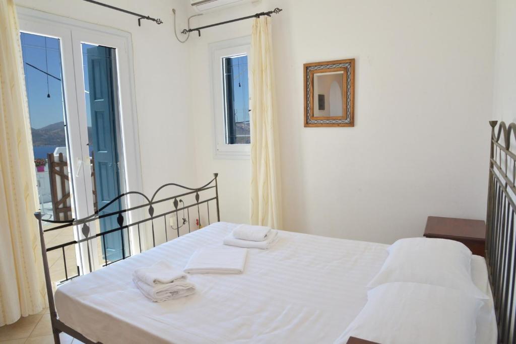Postel nebo postele na pokoji v ubytování Trypiti Sea View Apartment