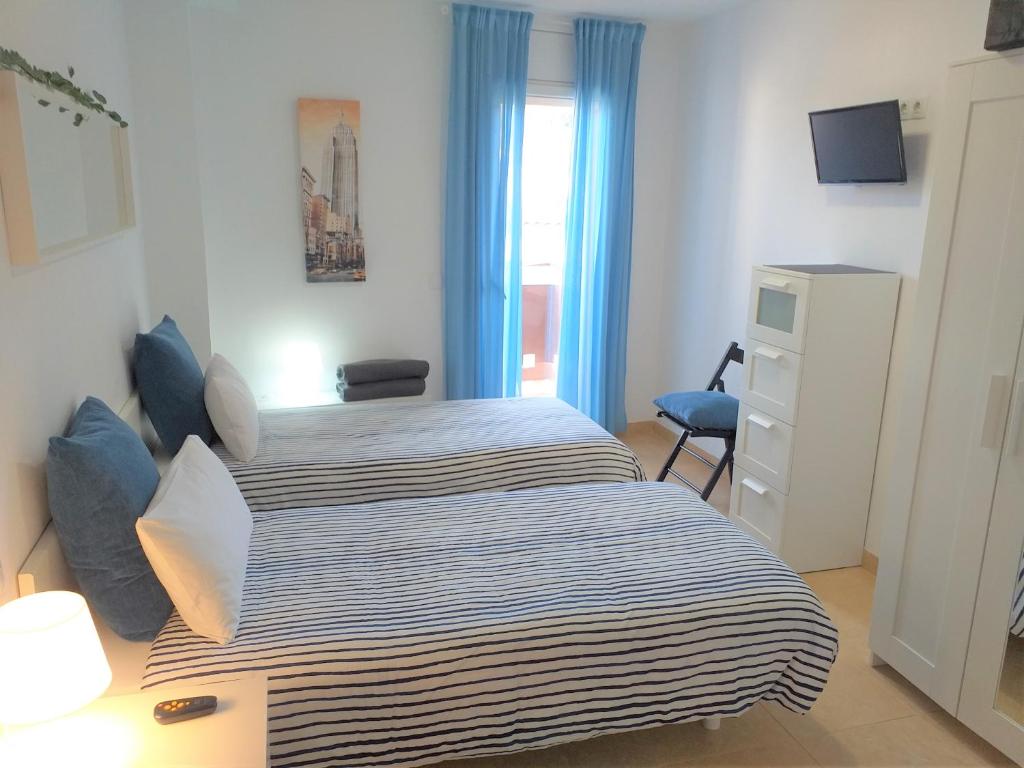 1 dormitorio con 2 camas y ventana en CENTRICO y ACOGEDOR APARTAMENTO en Girona
