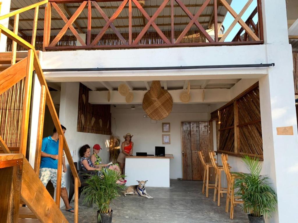 a group of people sitting in a room with a dog at Hostal Casa en la Ciénaga in San Onofre