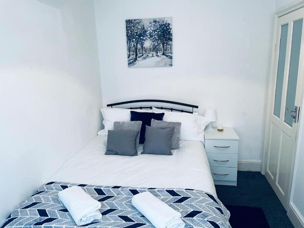 Cheerful Town House in Coventry City Centre - Housity