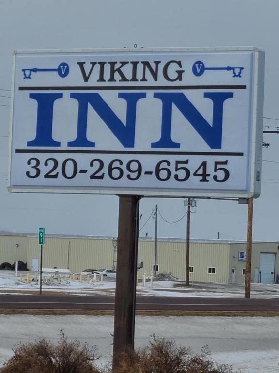 una señal para una posada vikinga en un estacionamiento en Viking INN Clara City en Clara City