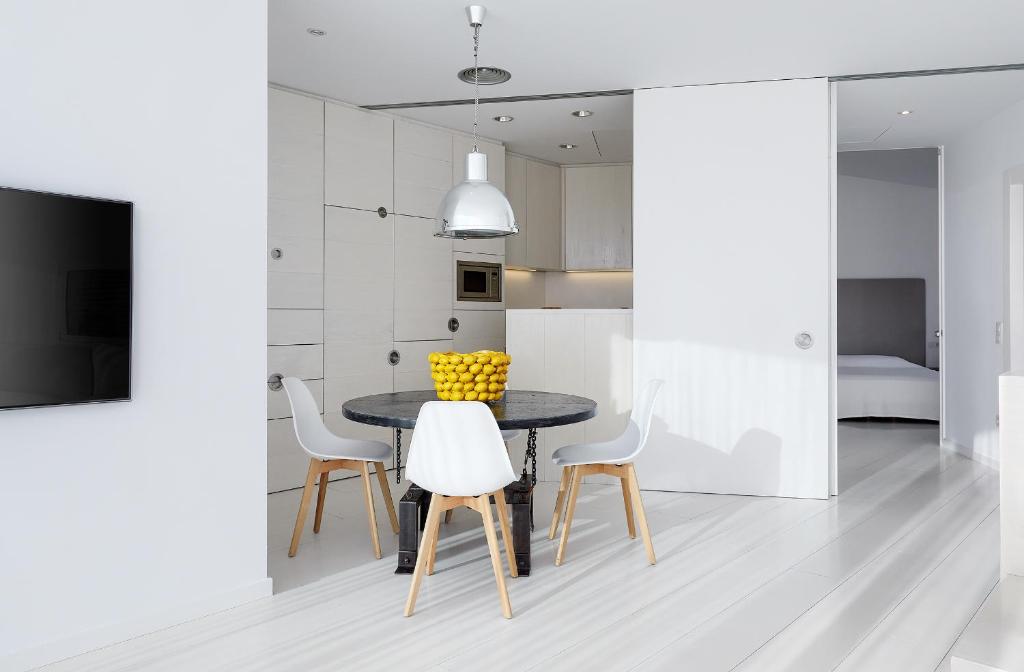 Televízia a/alebo spoločenská miestnosť v ubytovaní Canvas Apartments&Lofts