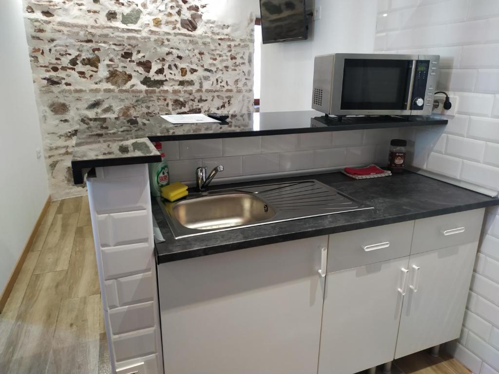 Kuchyňa alebo kuchynka v ubytovaní Altozano Room III, Estudió centro de Málaga Gayfriendly, Wi-Fi gratis