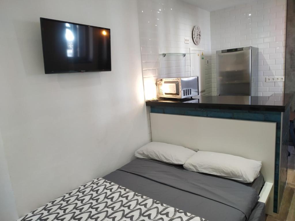 Posteľ alebo postele v izbe v ubytovaní Altozano Room III, Estudió centro de Málaga Gayfriendly, Wi-Fi gratis
