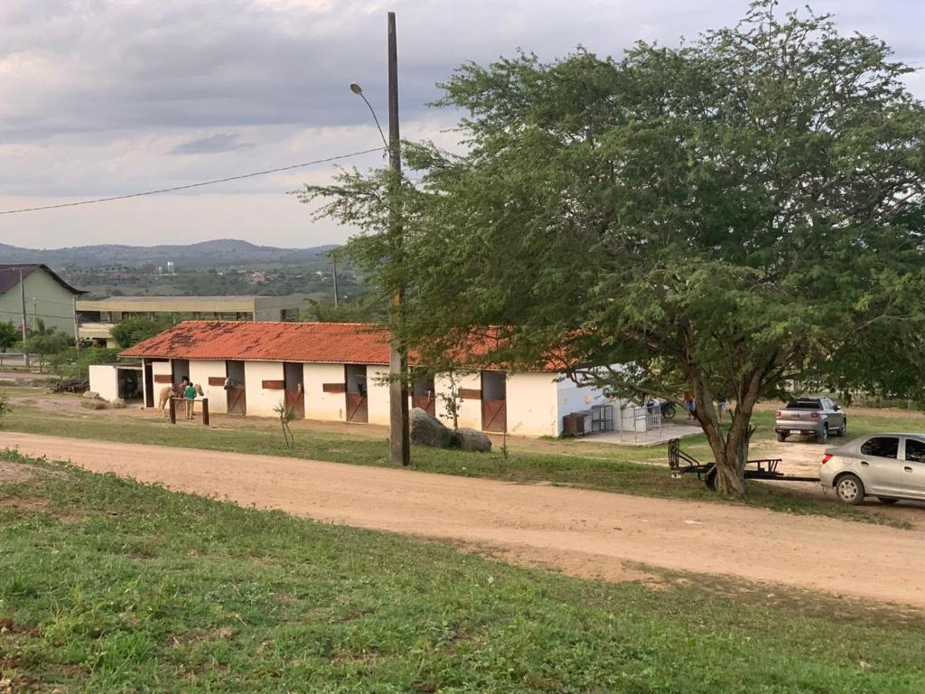 ein Feldweg neben einem Haus und einem Baum in der Unterkunft Monte Castelo Gravatá in Gravatá