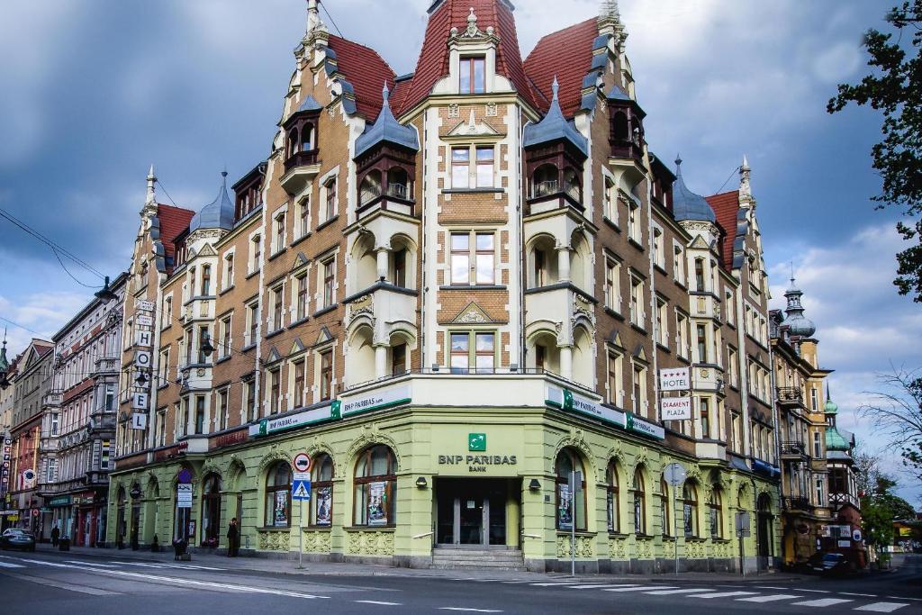 un grand bâtiment sur le côté d'une rue dans l'établissement Hotel Diament Plaza Gliwice, à Gliwice