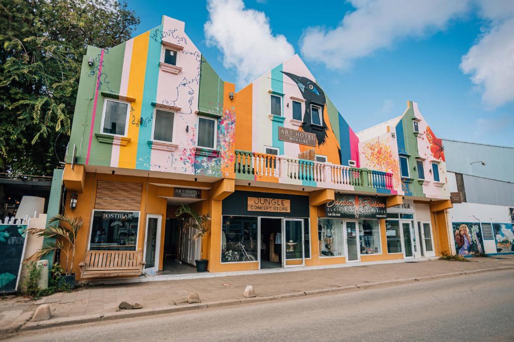 un edificio colorido al lado de una calle en Art Hotel, en Kralendijk