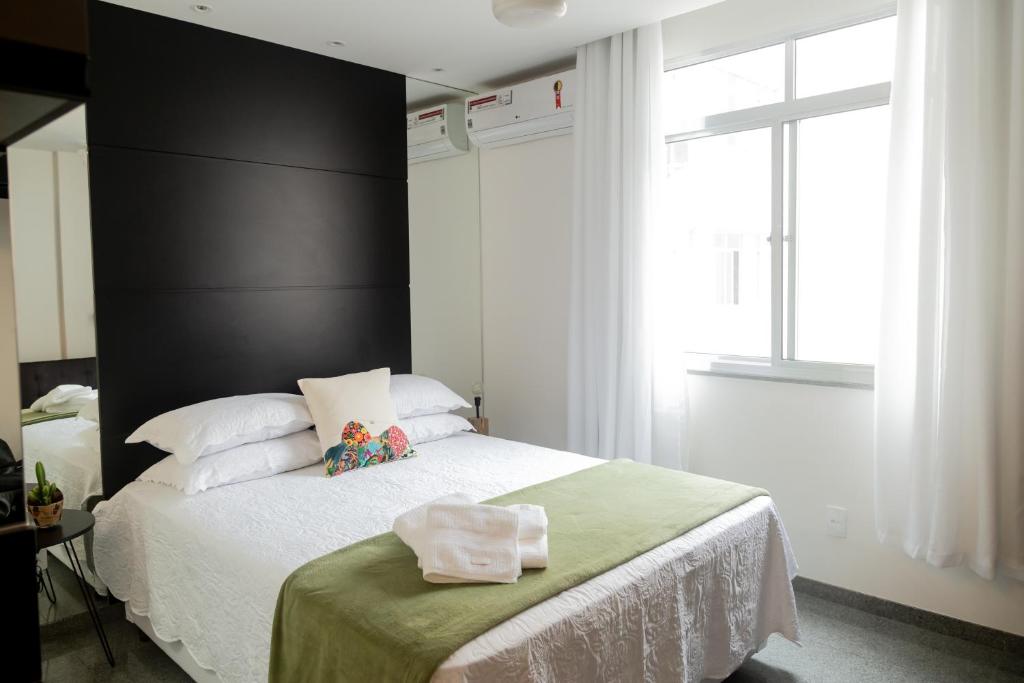 um quarto com uma cama grande e uma cabeceira preta em Ipanema 309 Studio no Rio de Janeiro