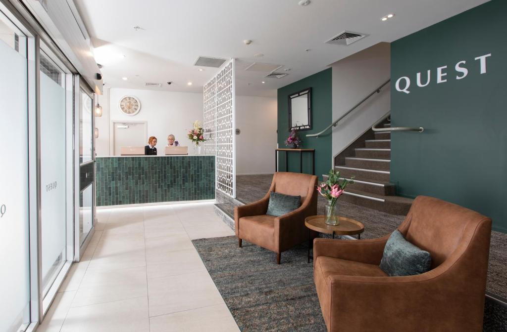 - un hall avec deux chaises et une salle d'attente dans l'établissement Quest Hamilton Serviced Apartments, à Hamilton
