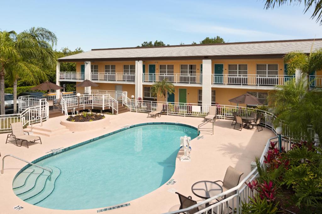 Super 8 by Wyndham Ellenton Bradenton Area, Ellenton (updated