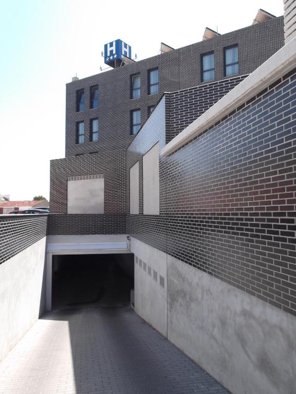 a tunnel in the side of a brick building at Hotel Río Hortega in Valladolid