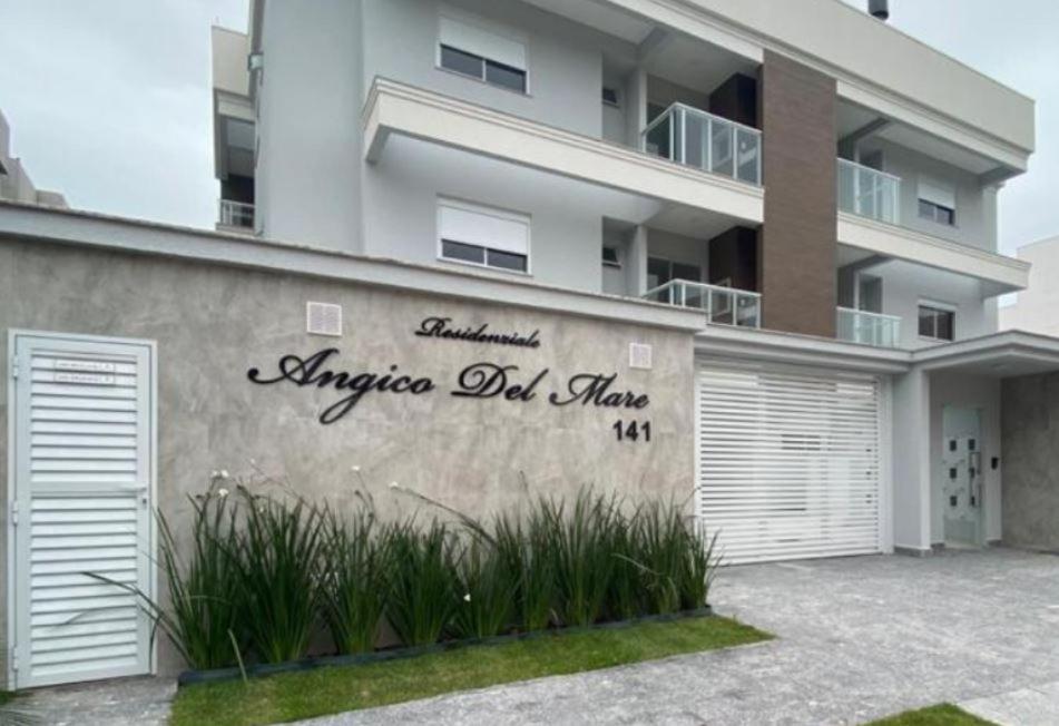 a building with graffiti on the side of it at Apto na praia de Palmas, climatizado, com piscina, próximo ao mar e com jardim privativo in Governador Celso Ramos
