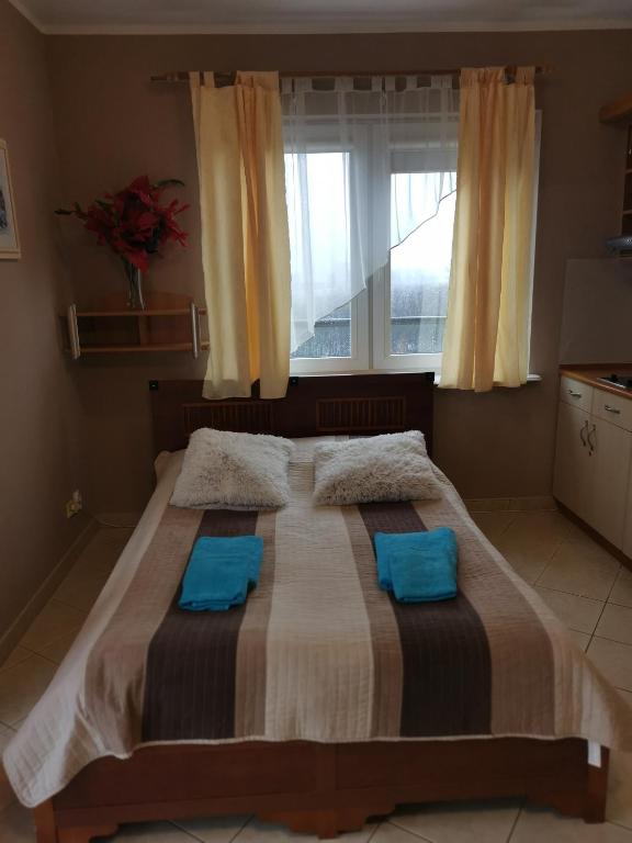 Posteľ alebo postele v izbe v ubytovaní Apartament Reymonta z widokiem na morze