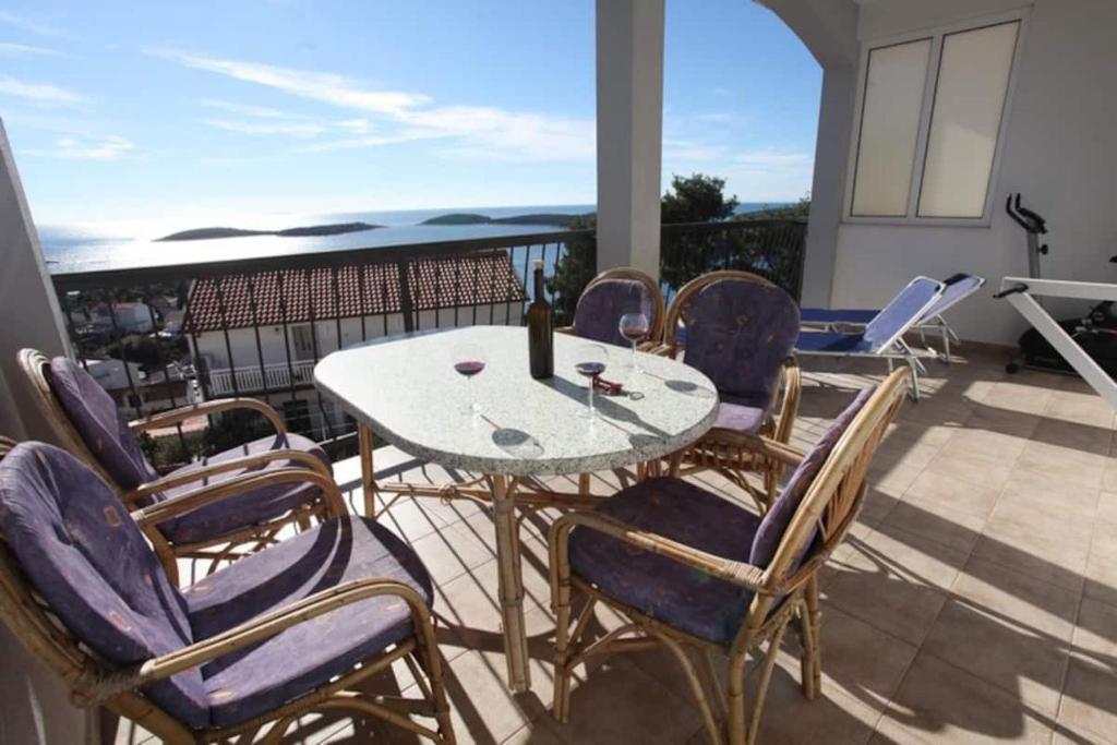 d'une terrasse avec une table et des chaises sur un balcon. dans l'établissement Apartments Nadi - sea view, à Hvar